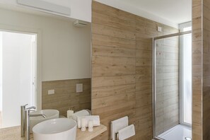 Doccia, asciugacapelli, bidet, asciugamani