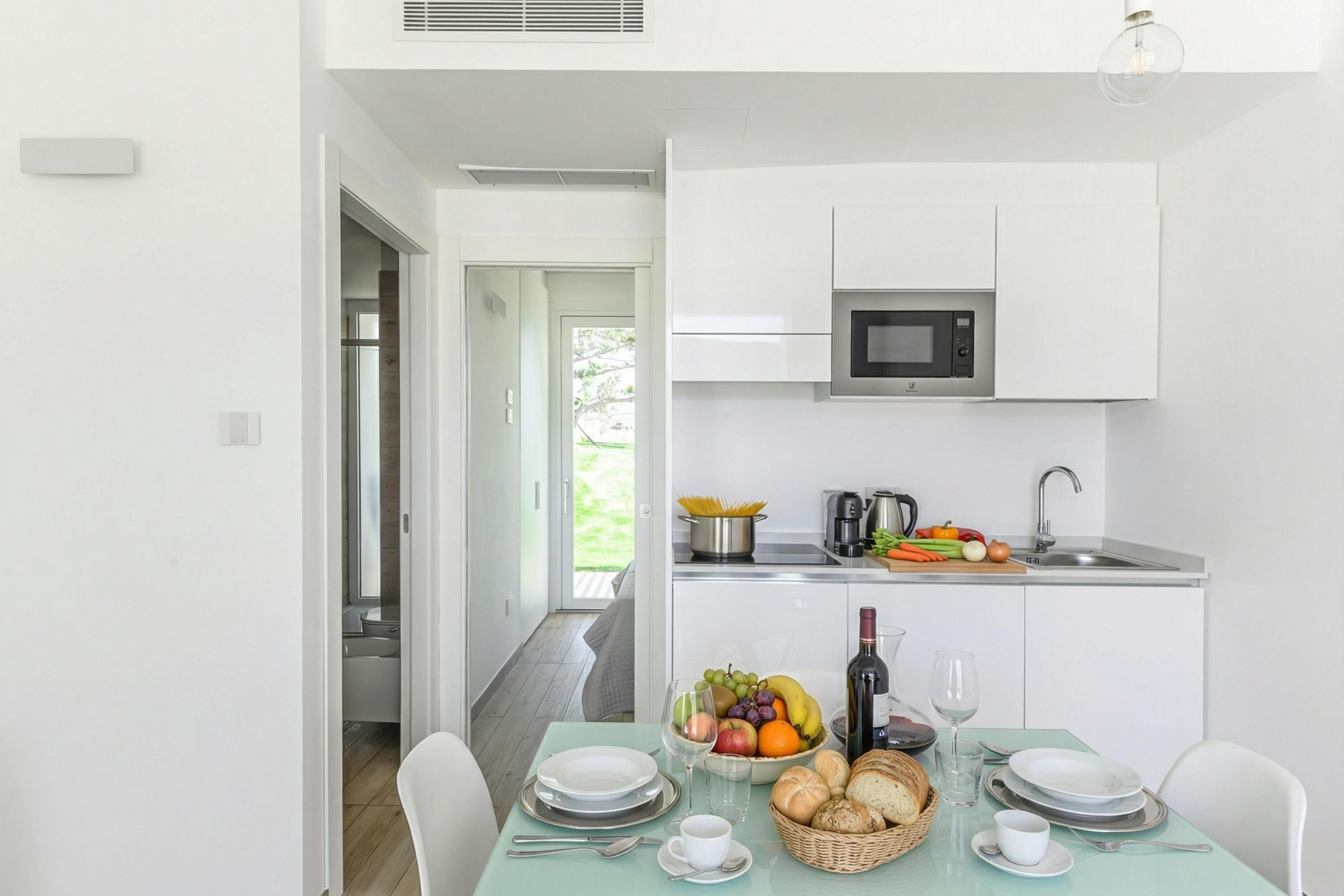 Lemari es, microwave, kompor, dan mesin pencuci piring