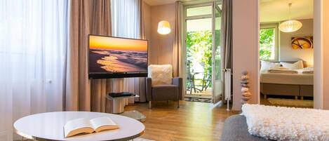 TV, lettore DVD, libri, impianto stereo