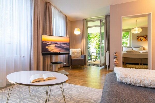 Tv, dvd-spelare, böcker och en stereo