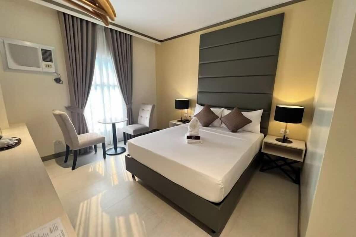 1 phòng ngủ, bàn, bàn ủi/dụng cụ ủi quần áo