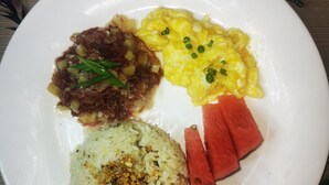 فطور كامل مجانًا يوميًا