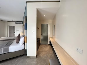 Premier Twin Room | Desk, iron/ironing board, free WiFi, bed sheets