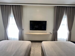 Habitació amb dos llits individuals Premier | Escriptori, planxa i posts de planxar, wifi gratuïta i roba de llit 