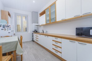 Køleskab, mikrobølgeovn, kogeplade, brødrister