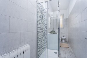 Bathtub, hair dryer, bidet, towels