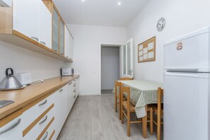 Microondas, parrilla de estufa y tostadora 