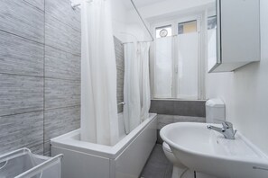 Een bad, een haardroger, een bidet, handdoeken