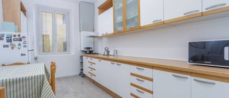 Refrigerador, microondas, parrilla de estufa y tostadora