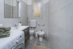 Tina, secadora de cabello, bidet, toallas 