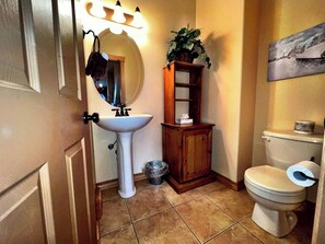 Een haardroger, handdoeken