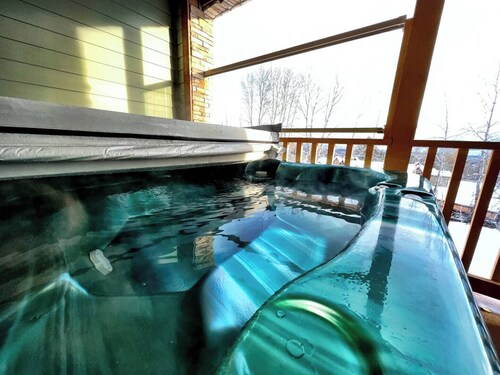 SullivanStone #18 - Golf - Ski - Hike - Chill - Private Hot Tub - Sleeps 9