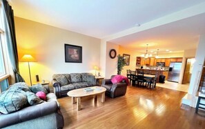 Televisie, een open haard en een kantoor