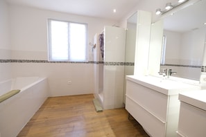 Shower, hair dryer, towels