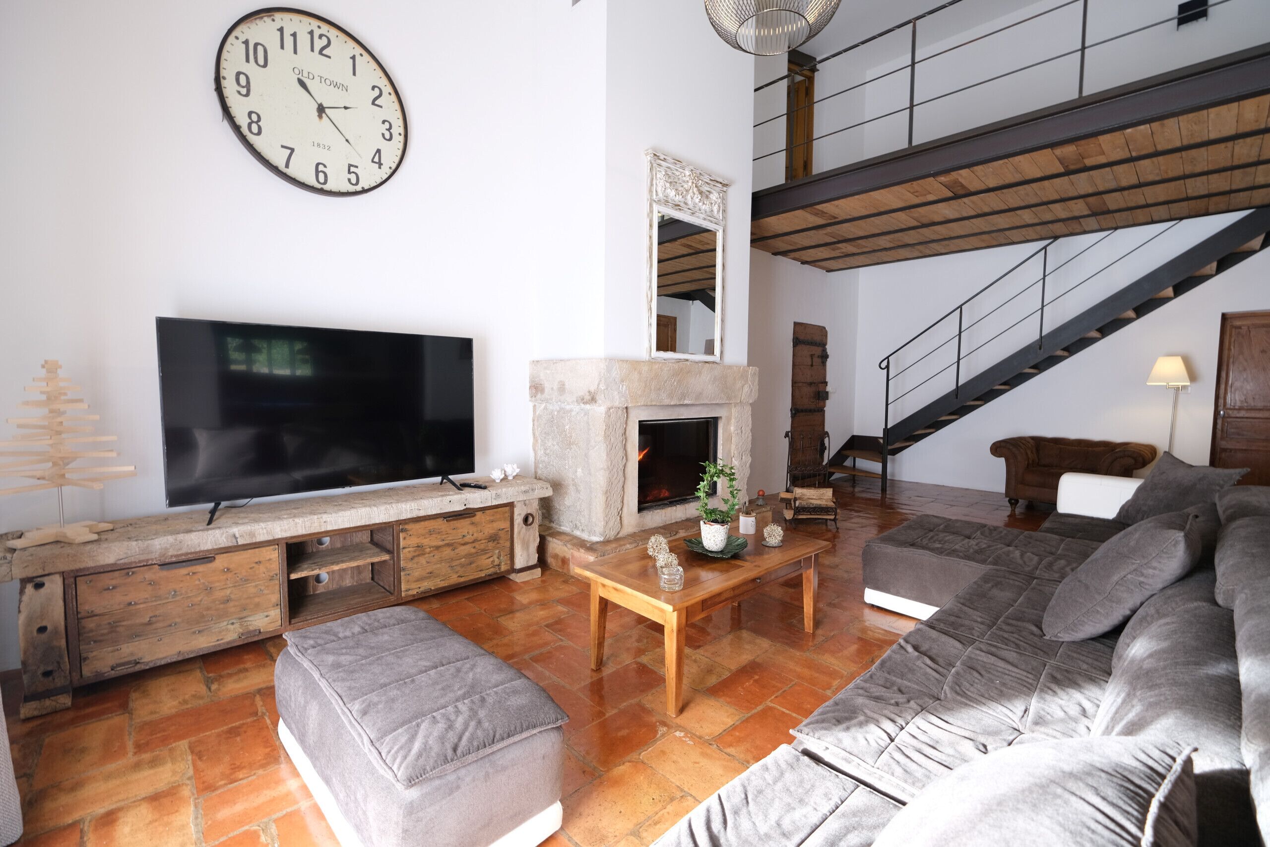 Télévision, cheminée