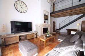 TV, fireplace