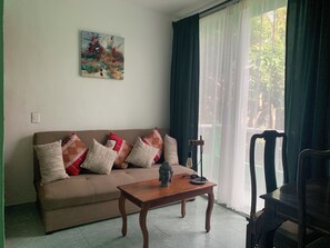 Studio | Wohnbereich | Kamin
