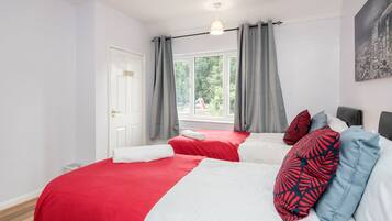 House | 4 bedrooms, free WiFi, bed sheets