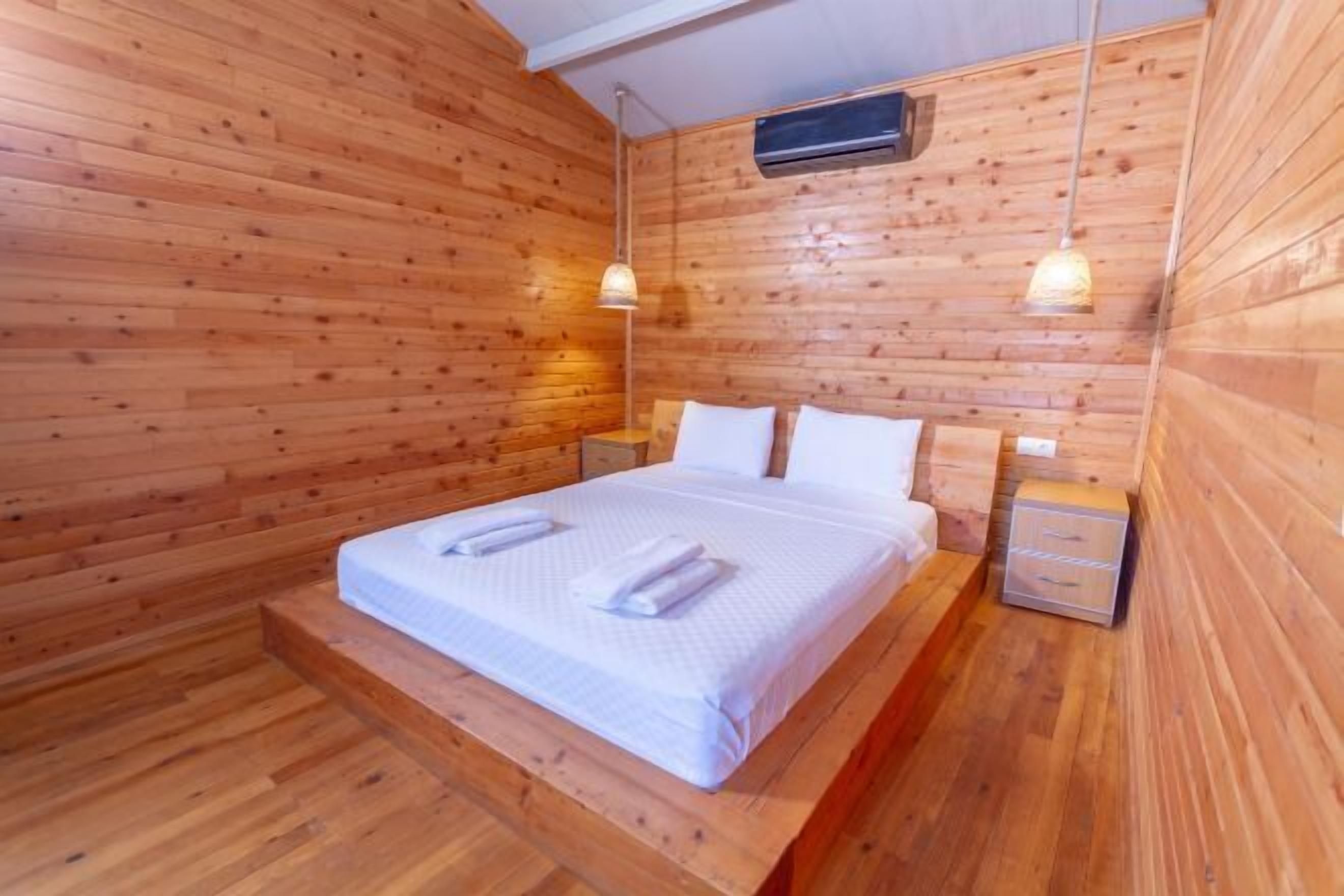 Premium bedding, minibar, in-room safe, soundproofing