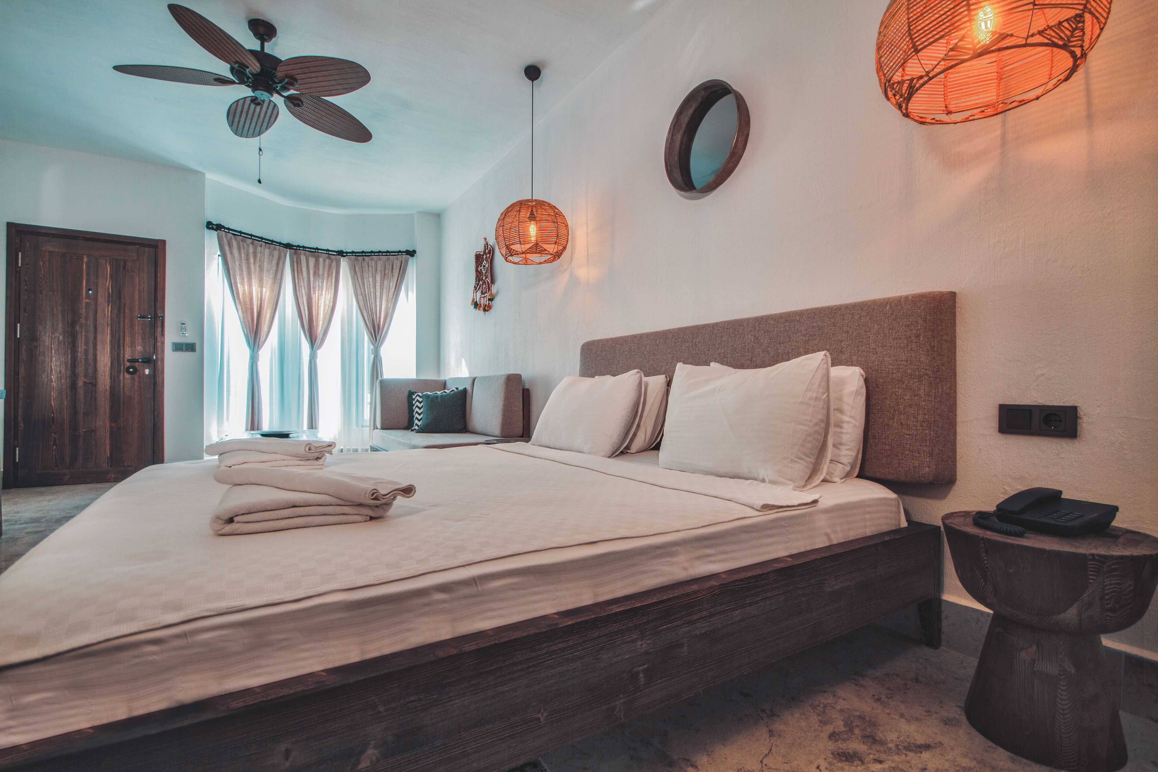 Ropa de cama de alta calidad y minibar 