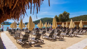 Plage privée, chaises longues, parasols