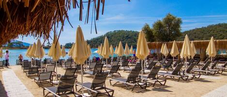 Playa privada, camastros y sombrillas