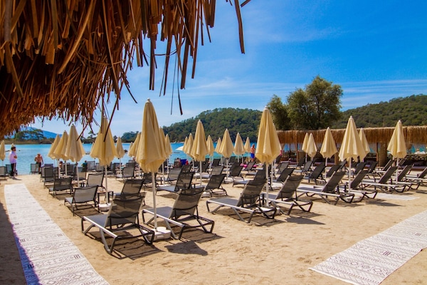 Privatstrand, LiegestĂŒhle, Sonnenschirme