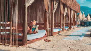 Playa privada, camastros y sombrillas