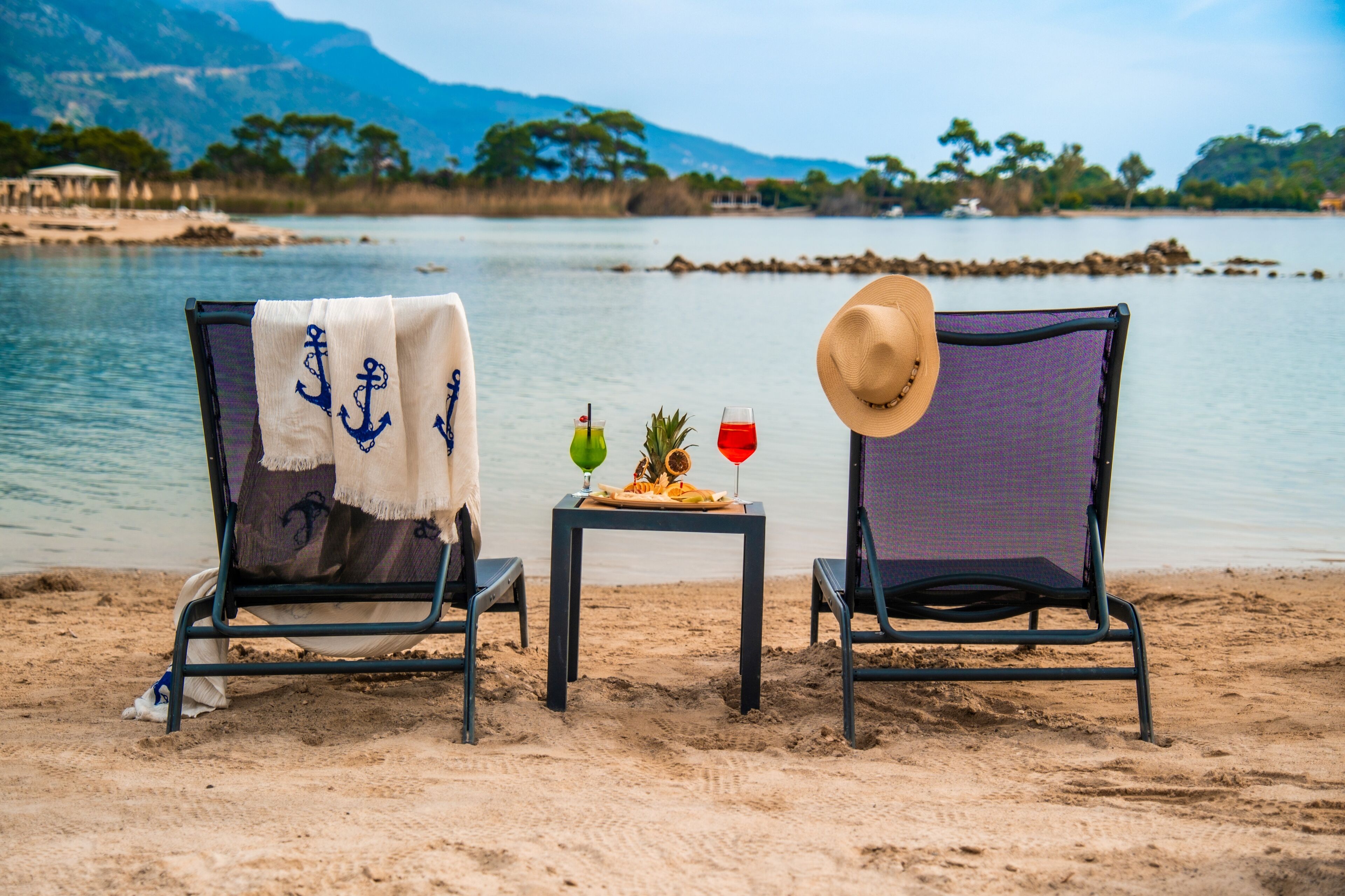 Playa privada, camastros y sombrillas 