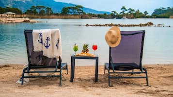 Playa privada, camastros y sombrillas