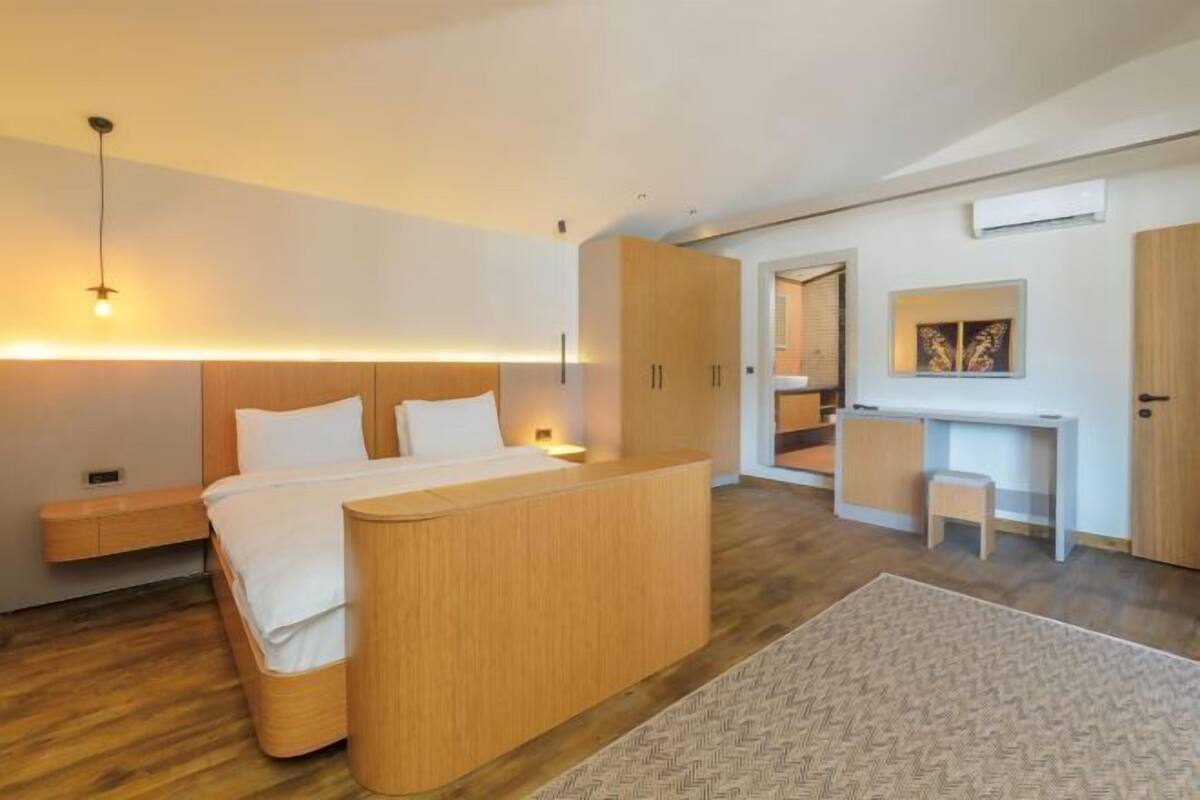 Premium bedding, minibar, in-room safe, soundproofing
