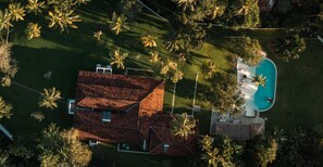 4 bedrooms - Breathtaking Villa In 02 Acres Of Tropical Walled-in Gardens (Unawatuna)