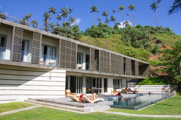 Villa | 7 bedrooms - Modern Beach Villa With Roof Garden (Talalla)