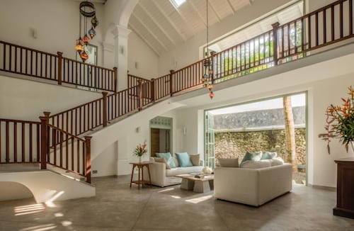 Beautifully Renovated Family Village House Within Walking Distance To The Beach