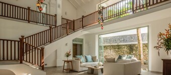 Beautifully Renovated Family Village House Within Walking Distance To The Beach