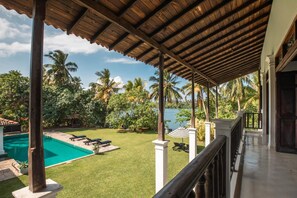 3 bedrooms - Lovely Lakeside Villa With Large Pool Poolside Dining (Koggala)