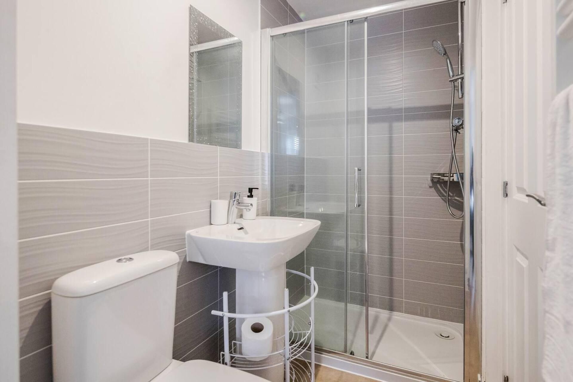 House | Bathroom | Separate bathtub and shower, deep-soaking bathtub, towels