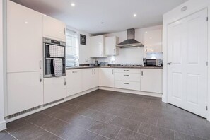 Maison | Cuisine privée | Réfrigérateur, four à micro-ondes, un four, surface de cuisson
