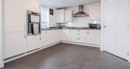 tms Cheerful 5bdr House! Thurrock! Free Parking!