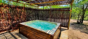 Outdoor spa tub - Elephant's Hide (Marloth Park)