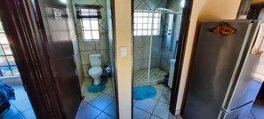 Shower, hair dryer, towels - Elephant's Hide (Marloth Park)