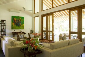 Villa | 4 bedrooms - Family House With Large Garden In A Peaceful Setting (Padinnoruwa)