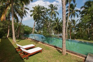 3 bedrooms - Sustainably Designed Villa Overlooking Indian Ocean (Tangalle)