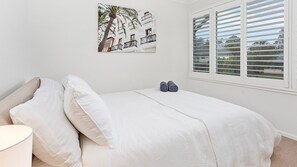 5 quartos, acesso à internet, roupa de cama