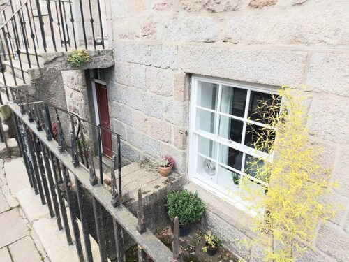 Granite Getaways - The Terrace Below