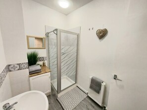 Shower, hair dryer, towels, soap - Granite Getaways - The Terrace Below (Aberdeen)
