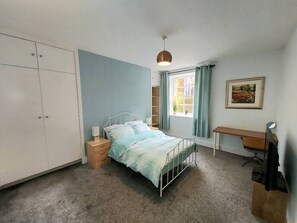1 bedroom, desk, iron/ironing board, WiFi - Granite Getaways - The Terrace Below (Aberdeen)