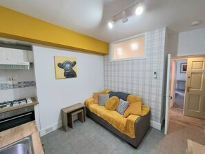 Smart TV, books - Granite Getaways - The Terrace Below (Aberdeen)