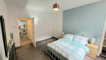 Desk, iron/ironing board, WiFi, bed sheets