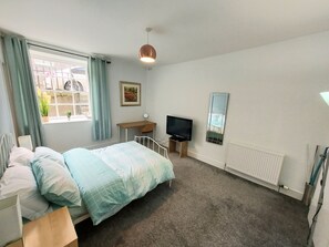 1 bedroom, desk, iron/ironing board, WiFi